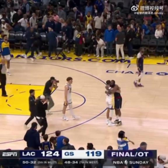 09双雄倾尽全力！哈登和库里赛后第一时间拥抱在一起